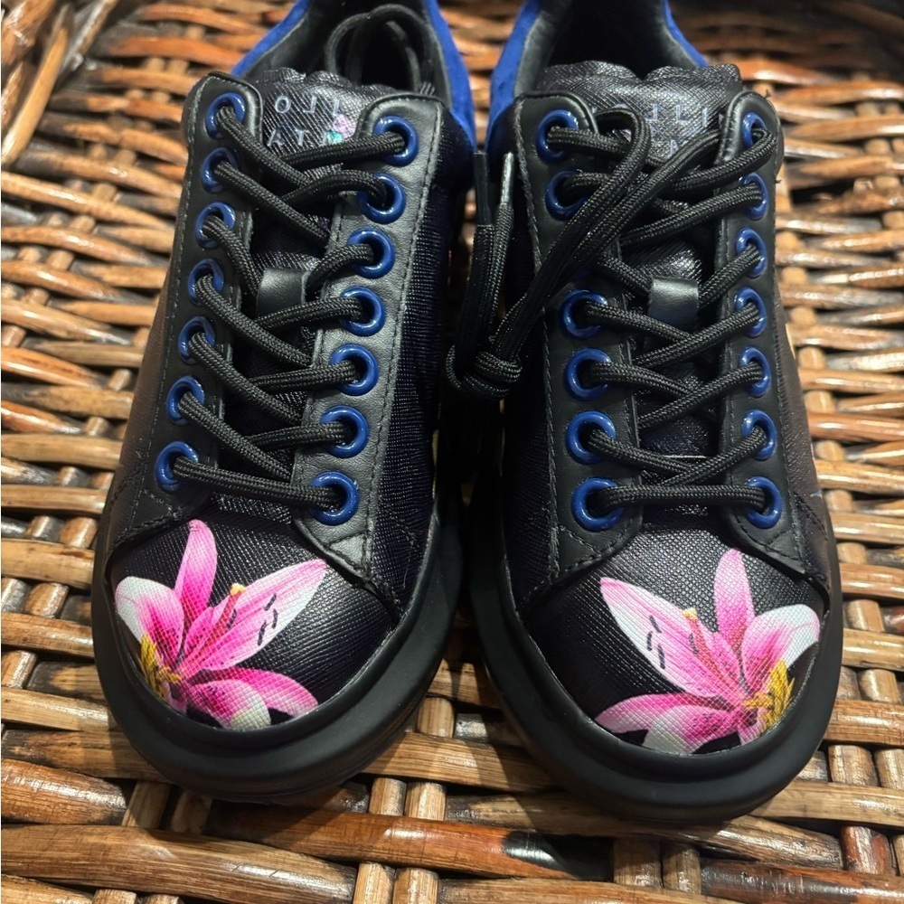 Hollie Watman Babes in Toyland Fashion
Sneakers. Size 6.5 Never worn ! - Picture 6 of 11